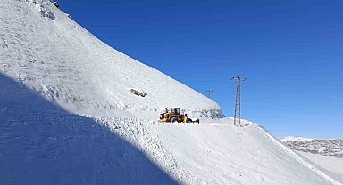 Yüksekova'da karla mücadele çalışması