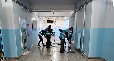 Yüksekova'da yükümlüler yarıyılda öğrenciler için kolları sıvadı