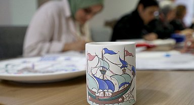 Zarif desenler renklerle buluşarak birer harikaya dönüşüyor