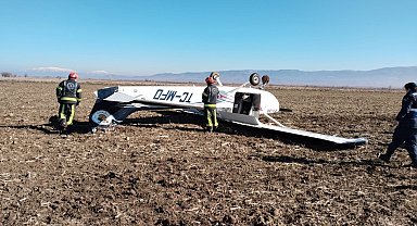 Zorunlu iniş yapan eğitim uçağı tarlaya ters olarak çakıldı