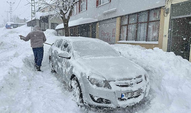 180 santimetrelik karın altında kalan araçlarını güçlükle çıkarttılar