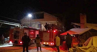 2 katlı evde çıkan baca yangını paniğe yol açtı
