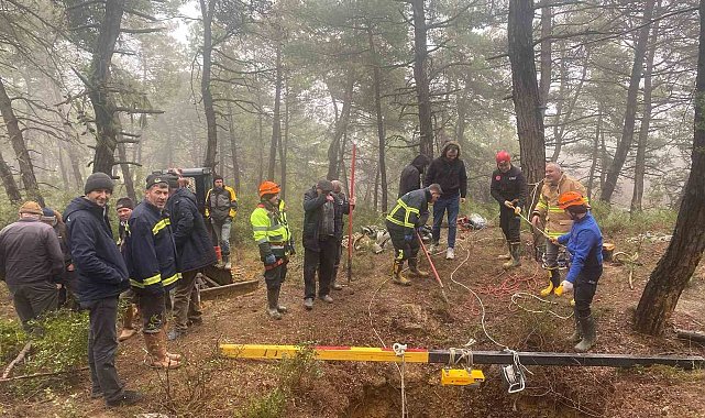 32 metre derinliğindeki çukura düşen keçileri kurtarmak için zorlu mücadele kamerada