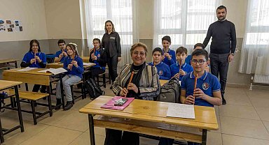 32 yıllık eğitimci öğrencileri ile sıra arkadaşı oldu
