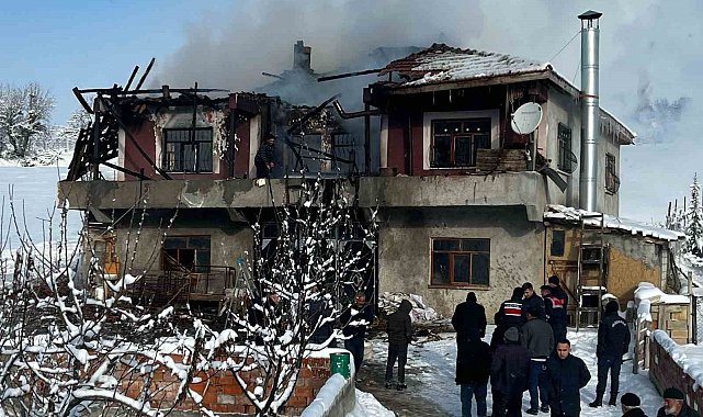4 kişilik ailenin yaşadığı ev yangında kullanılamaz hale geldi