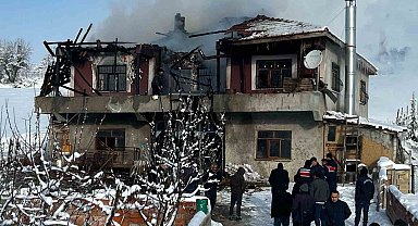 4 kişilik ailenin yaşadığı ev yangında kullanılamaz hale geldi