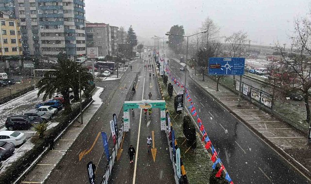 45. Uluslararası Trabzon Yarı Maratonu, yoğun kar yağışının altında koşuldu
