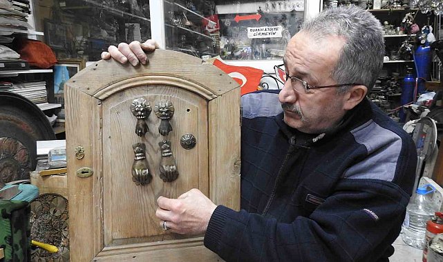 45 yıldır topladığı antika eşyaları restore ve tamir ediyor