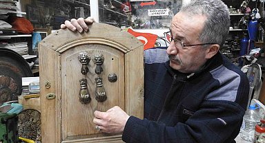 45 yıldır topladığı antika eşyaları restore ve tamir ediyor