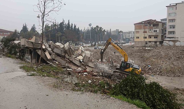 5 katlı binanın yıkımında iş makinesinin enkaz altında kalmaktan kurtulduğu anlar kamerada