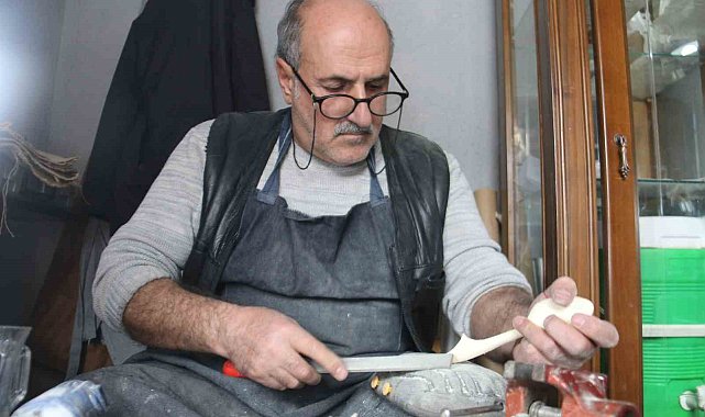 58 yaşındaki adam, çocukluk arkadaşının yanında çıraklık yapmaya başladı