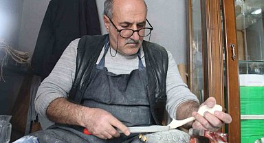 58 yaşındaki adam, çocukluk arkadaşının yanında çıraklık yapmaya başladı