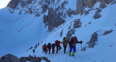 6 Şubat deprem şehitleri anısına Berit Dağı'na tırmanış