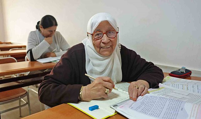84 yaşındaki Ayşe Nine okuma yazmayı, Afrikalı Cisse Türkçeyi ATASEM'de öğreniyor