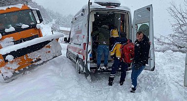 84 yaşındaki kadın yoğun kar altında ambulansa yetiştirildi