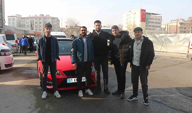 Abartı egzozdan ceza yedikleri aracın önünde hatıra fotoğrafı çektirdiler