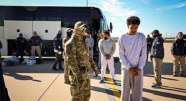 ABD, 10 "suçlu" göçmeni Guantanamo Körfezi'ne gönderdi