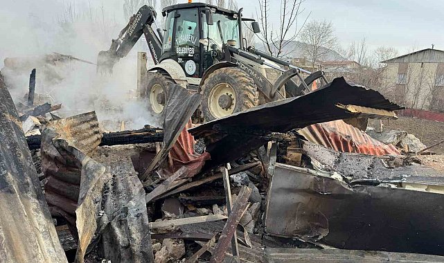 Adana'da ahşap ev tamamen yandı