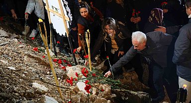 Adana'da depremde hayatını kaybedenler gözyaşlarıyla anıldı