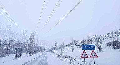 Adana'nın yüksek kesimlerinde kar yağışı etki oluyor