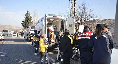 Adıyaman'da 16 yaşındaki çocuğun kullandığı araç trafoya çarptı: 3 yaralı