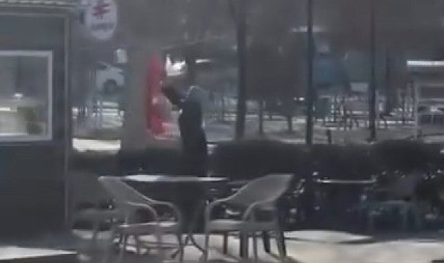 Afşin'de kavgaya sebep olan kadın bayrağı kesmeye çalışmış
