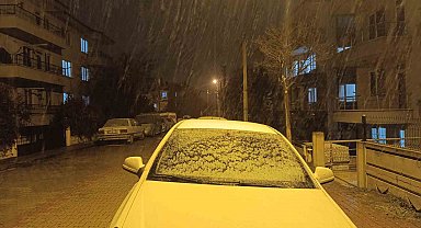 Afyonkarahisar'da beklenen kar yağışı başladı