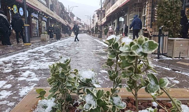Afyonkarahisar'da kar yağışı etkisini göstermeye başladı