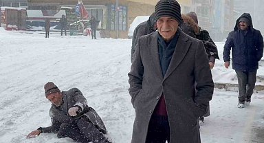 Ağrı'da cadde ve sokaklar buz pistine döndü