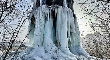 Ağrı'da donan su deposunda 15 metre uzunluğunda buz sarkıtları oluştu