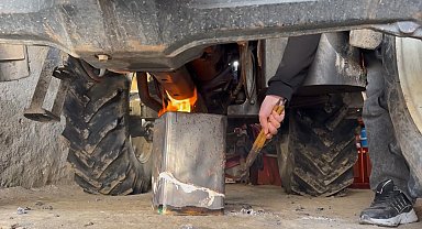 Ağrı'da, eksi 20'yi bulan soğuklarda vatandaşlar araçlarını çalıştırmak için altında ateş yaktı