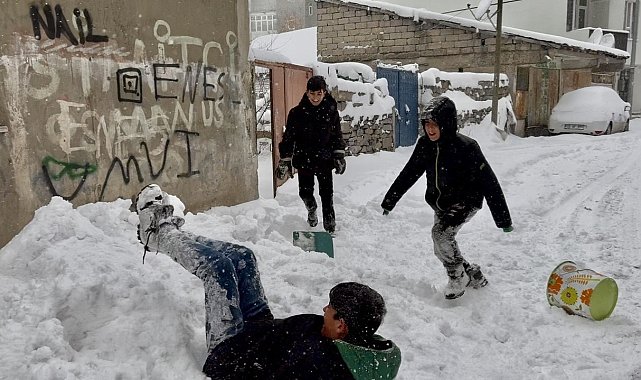 Ağrı'da etkili olan kar yağışının tadını çocuklar çıkardı