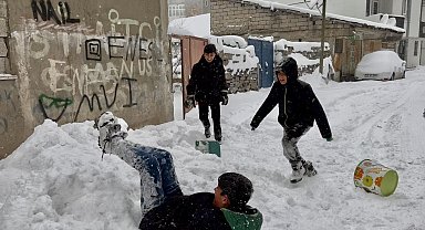 Ağrı'da etkili olan kar yağışının tadını çocuklar çıkardı