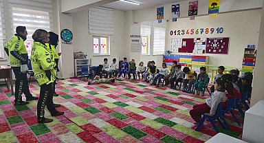 Ahlat'ta miniklere trafik güvenliği eğitimi