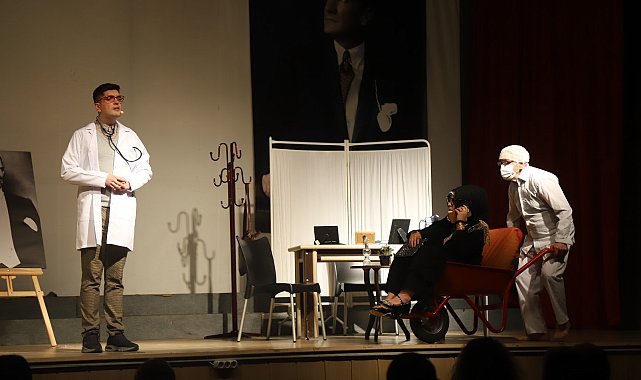 Akhisar'da "Taksiratlı Şekibe" tiyatro oyunu büyük ilgi gördü