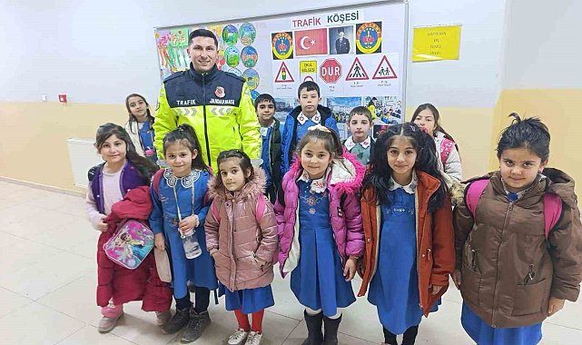 Akyaka'da ilkokula trafik eğitim köşesi yapıldı