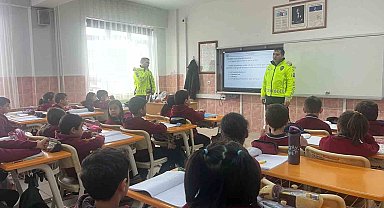 Alaca'da polis ekipleri öğrencilere trafik bilincini aşılıyor