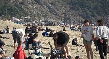Alanya'da sıcaklıklar 20 derecenin üzerine çıktı, plajlar doldu