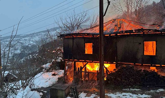 Alev topuna dönen 2 katlı yapı küle döndü