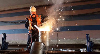 Alikahya tramvay hattında raylar döşeniyor