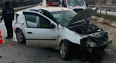 Alkollü sürücü otomobiliyle demir bariyerlere çarptı: 2 yaralı
