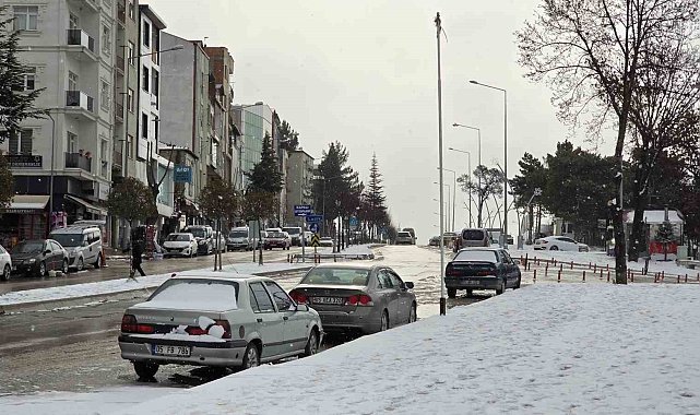 Amasya'da kar yağışı 33 köy yolunu kapattı, Hamamözü'de eğitime 1 gün ara verildi