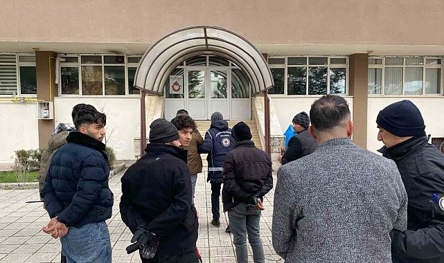 Amasya'da polisin peş peşe durdurduğu iki araçta 7 kaçak göçmen yakalandı