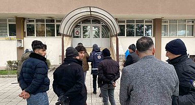 Amasya'da polisin peş peşe durdurduğu iki araçta 7 kaçak göçmen yakalandı