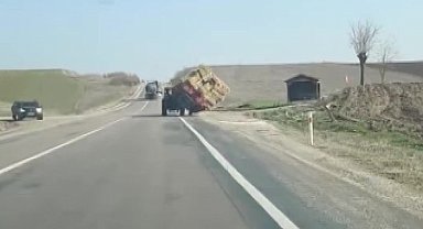 Amasya'da traktörün taşıdığı saman balyaları devrildi: O anlar kamerada