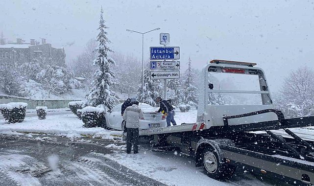Aniden bastıran kar yağışı vatandaşlara zor anlar yaşatıyor