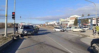 Ankara'da iki otomobil çarpıştı: 6 yaralı