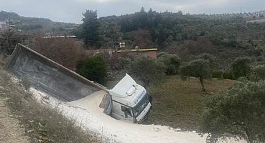 Antakya'da çakıl yüklü kamyon zeytin bahçesine uçtu