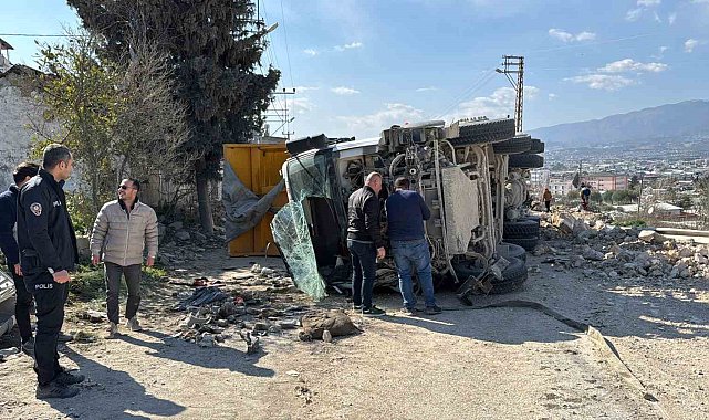 Antakya'da devrilen hafriyat kamyonunun sürücüsü yaralandı