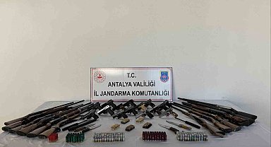 Antalya'da kaçakçılık operasyonunda 18 gözaltı
